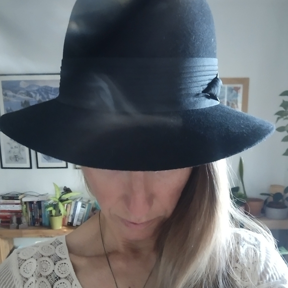 Suede Black Hat - Picture 7 of 7